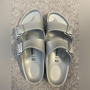 NWOT Birkenstock Arizona silver sandals. Size: 39 (Fits size 8-8.5)
